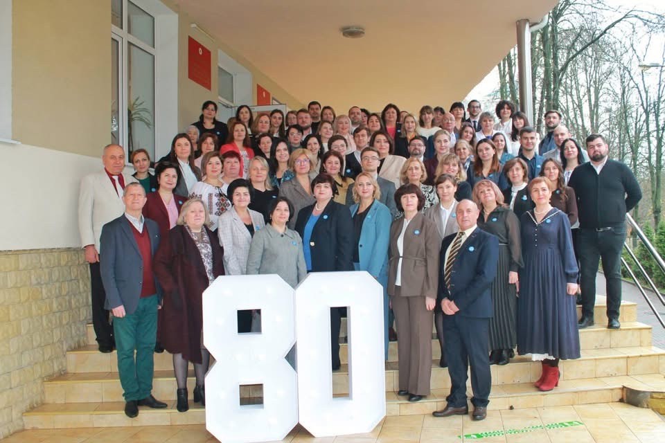 ...prin tradiție, excelență și valori... Image