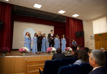 ...prin tradiție, excelență și valori... Image