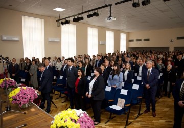 ...prin tradiție, excelență și valori... Image